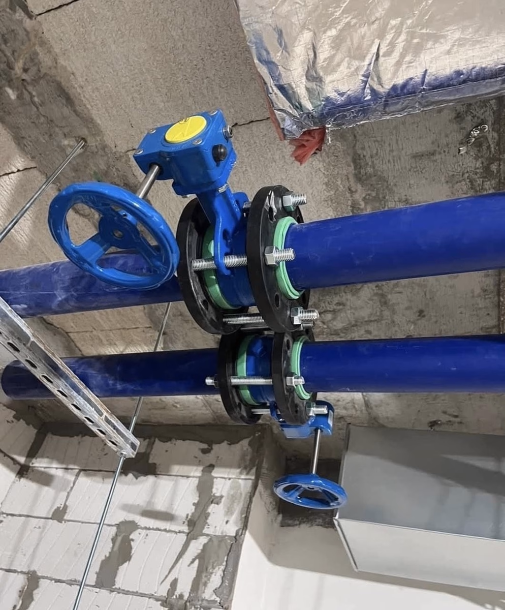 מגופים וקווי צנרת כחולים וירוקים המותקנים בפרויקט